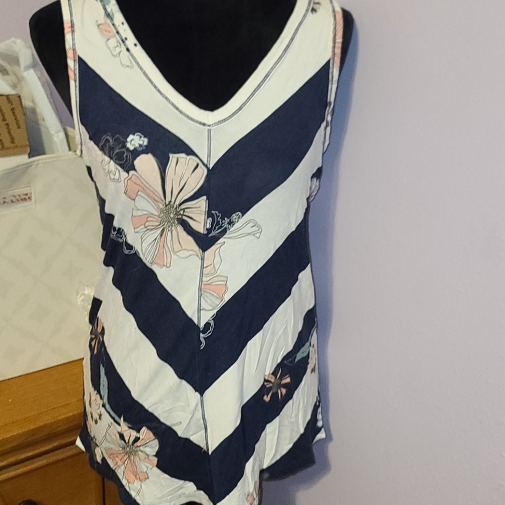 24/7 floral v-neck tank size Medium